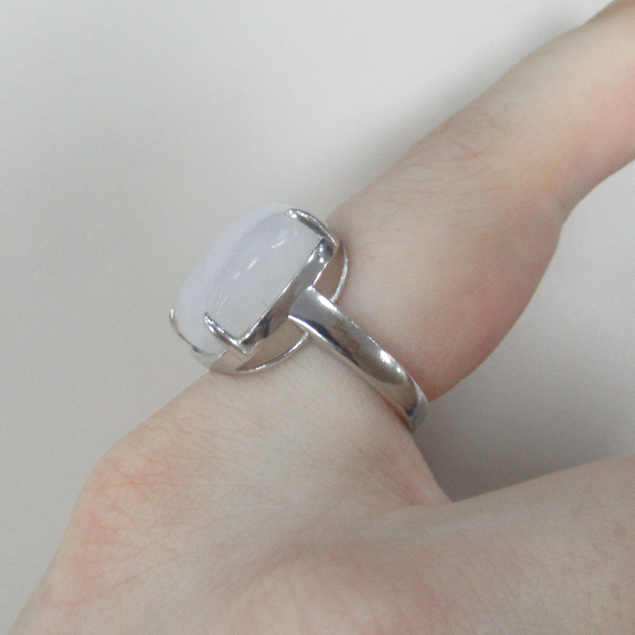 Серебряное кольцо с лунным камнем